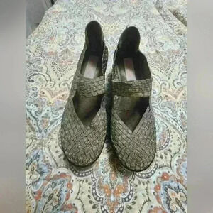 Bare Traps women's clog style shoe size 7